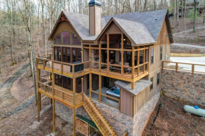 ON THE RIVER Brand New luxury Cabin W/ Hot Tub, Bar, Fire pit & Game room!